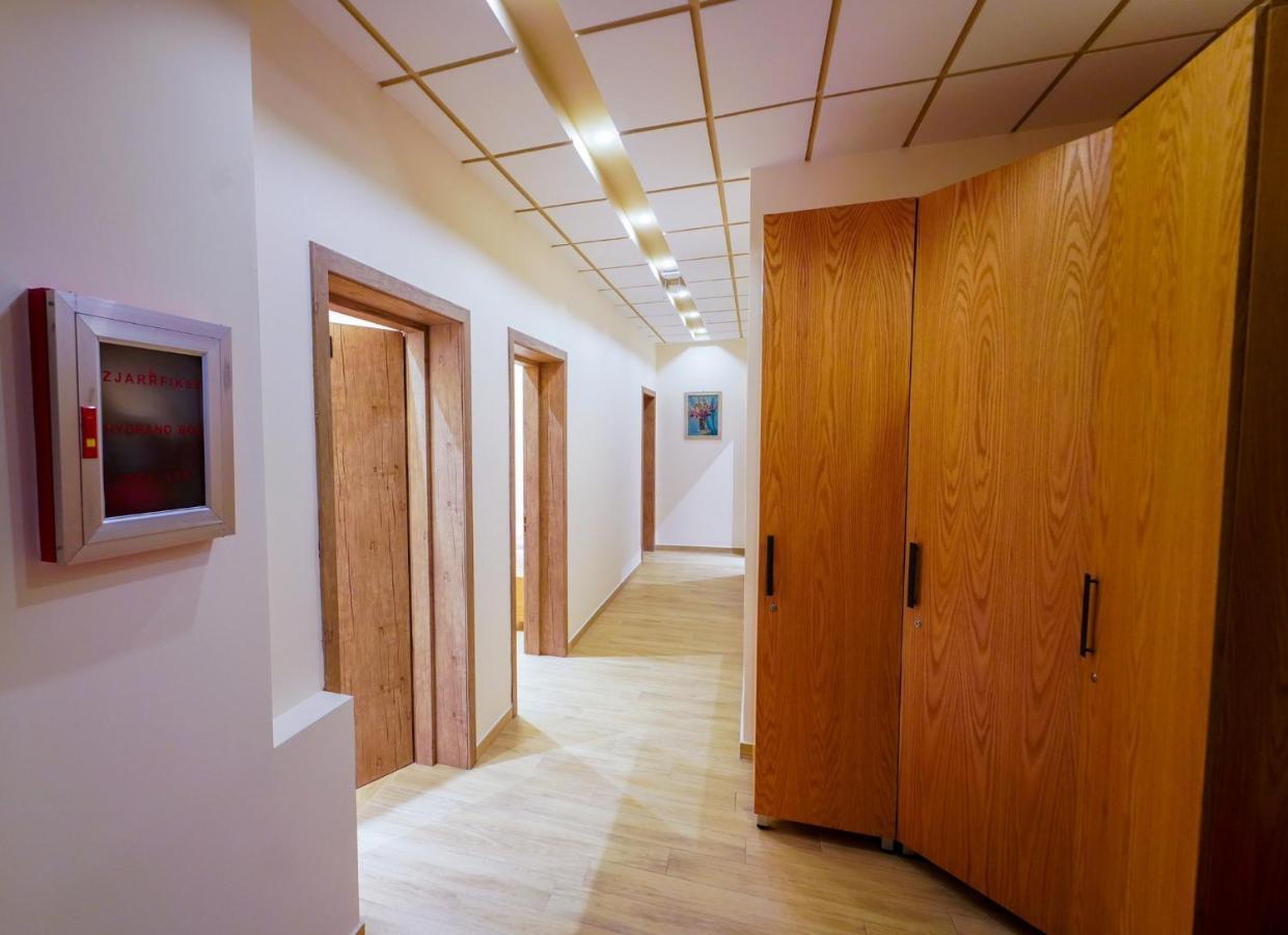 Sr99 Hotel ティラナ エクステリア 写真